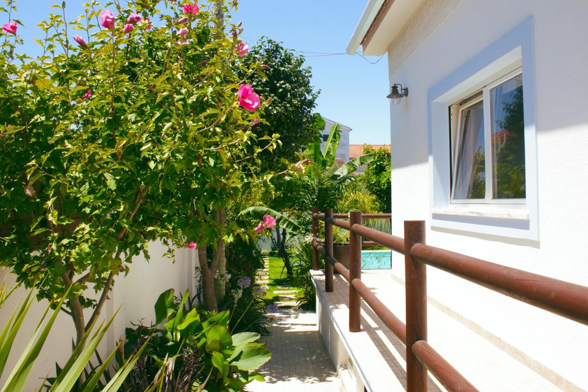 Vila Vale Guest House - Surf & Yoga Charneca  Eksteriør billede